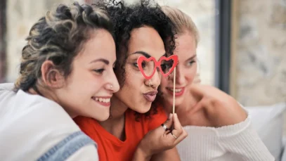 amistades-son-mejores-que-relaciones-de-pareja-para-salud-mental-wide_webp